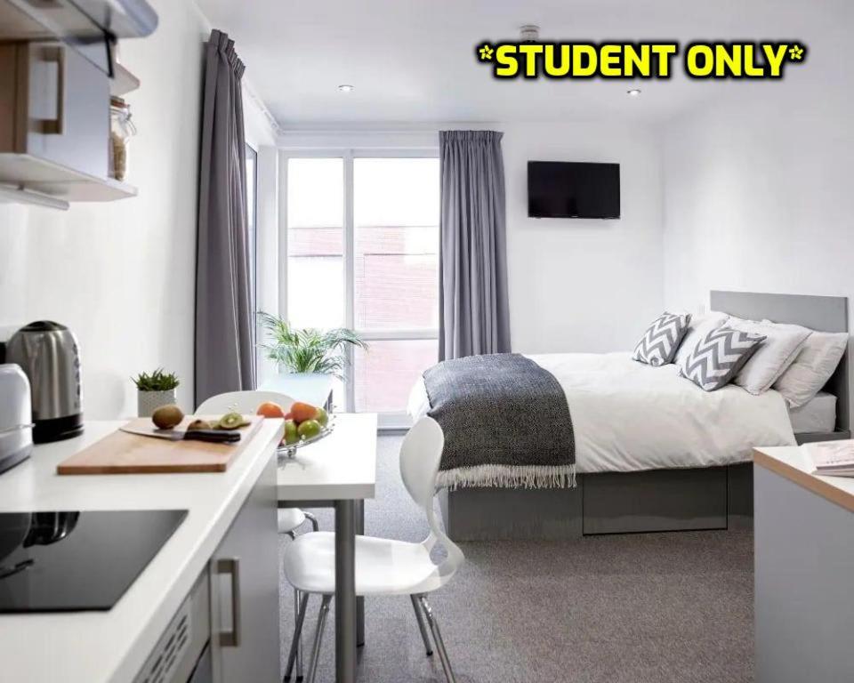 诺丁汉Student Only Zeni Central Nottingham Studios的厨房以及带一张床和书桌的卧室