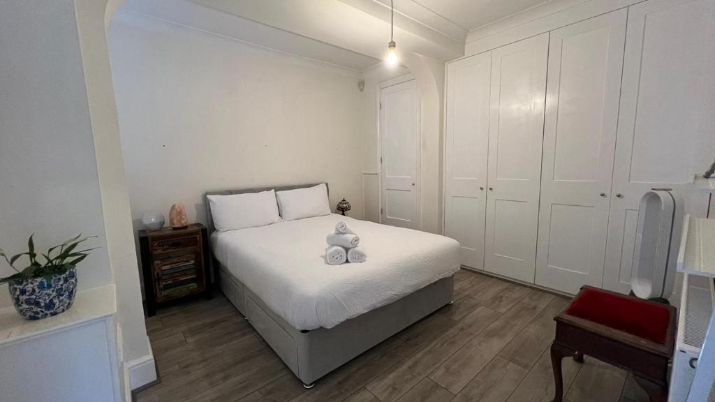 South Norwood2 Bed APT In Croydon Perfect For Weekly Stays的一间卧室,床上有泰迪熊