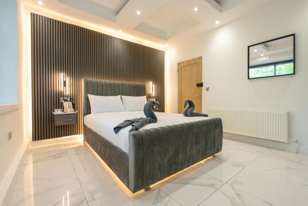 米德尔斯伯勒OYO Bellevue Apartments Middlesborough的一间卧室配有一张床铺,上面有两只企鹅