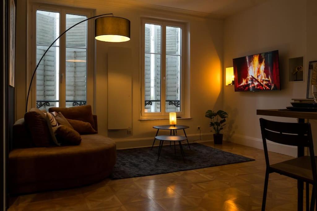 蓬塔穆松Suite Atemporelle - SPA room的客厅配有沙发和桌子