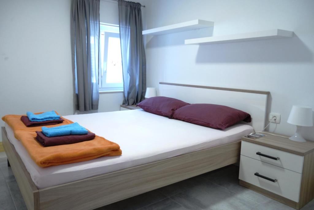皮兰皮兰诺旅馆的卧室内的一张带两个枕头的床