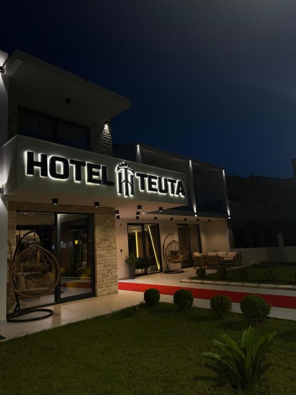 乌尔齐尼Hotel Teuta的建筑一侧有标志的酒店