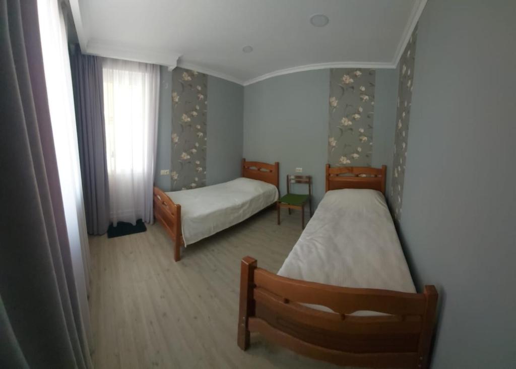 Gorists'ikheM7 House的一间卧室设有两张床和窗户。