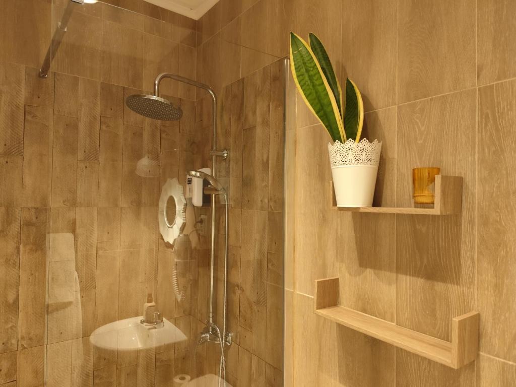 米尔芳提斯城Stressfree Apartamento的带淋浴和盥洗盆的浴室