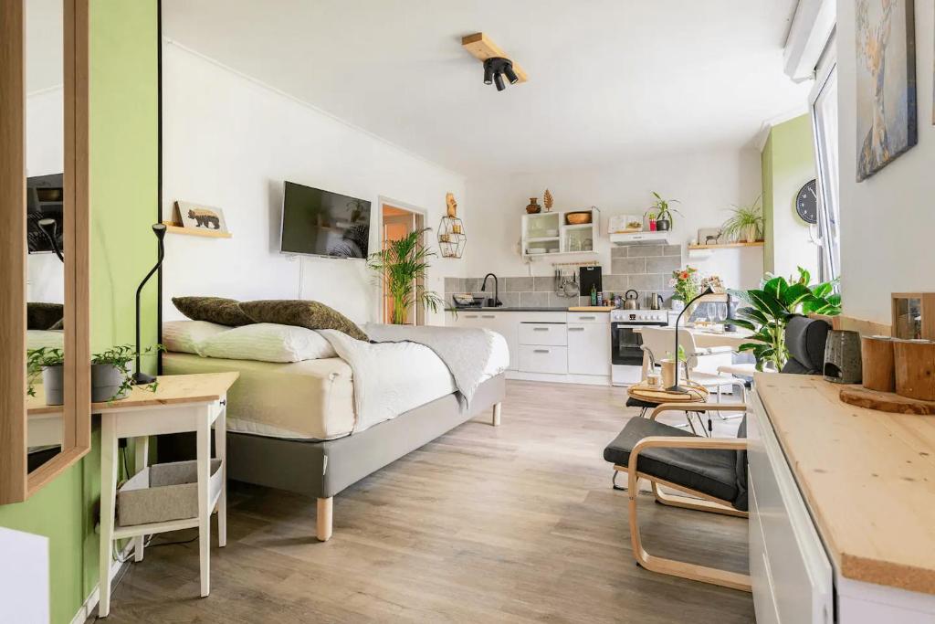 奈梅亨Cozy House - fietsverhuur, eigen keuken en badkamer的一间卧室配有一张床和一间厨房
