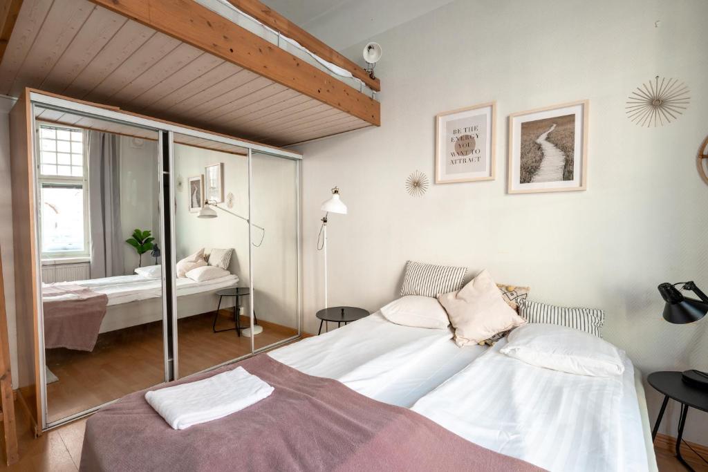 赫尔辛基2ndhomes Kamppi Apartments 1的一间卧室配有一张床和镜子