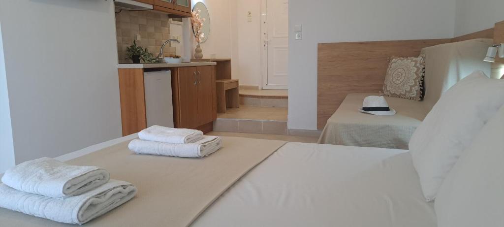 佩科霍里Iasmos - Yiasemi的一间房间,床上配有两张折叠毛巾