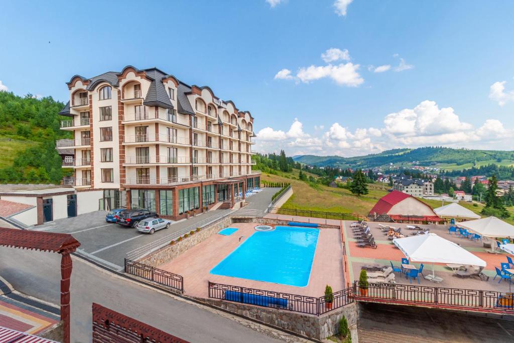 布克维Elena Spa Resort的一座带游泳池和度假村的酒店