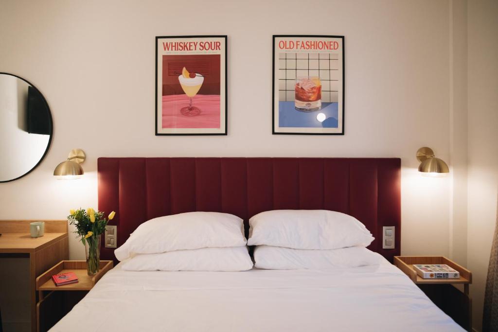 巴塞罗那H La Paloma Boutique的卧室配有一张床和墙上的两张海报