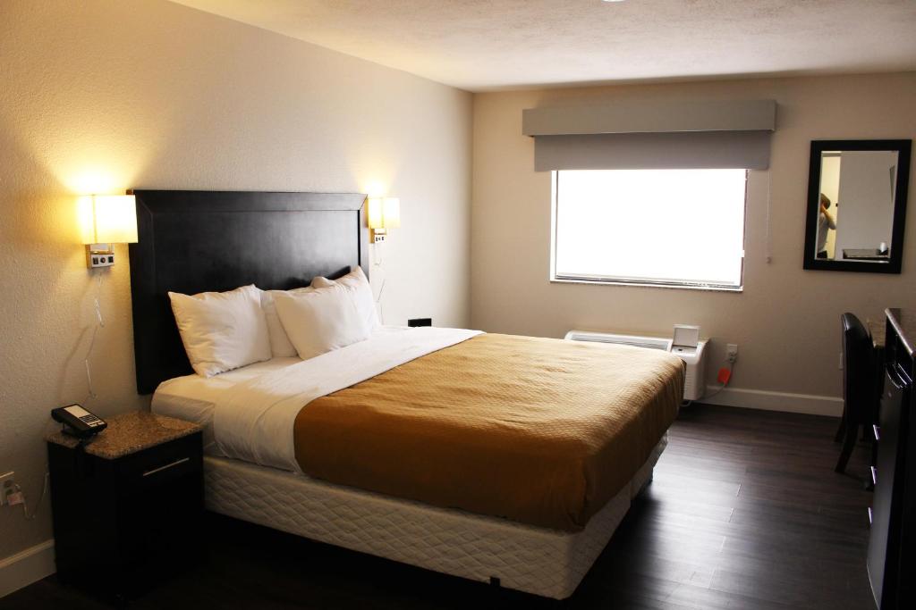 德尔里奥Baymont by Wyndham Del Rio的酒店客房设有床和窗户。