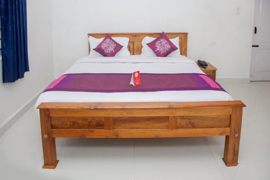 乌提Flagship Key 2 Heaven的一张铺有紫色和白色床单的木框床