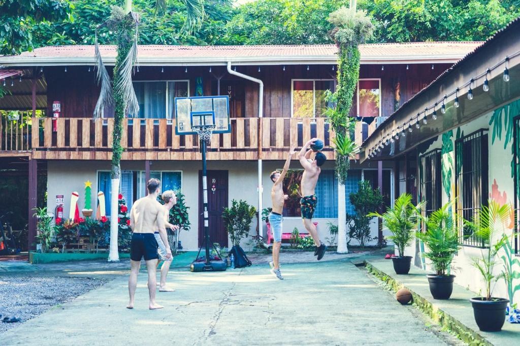 福尔图纳Rio Danta Hostel的一群男子打篮球