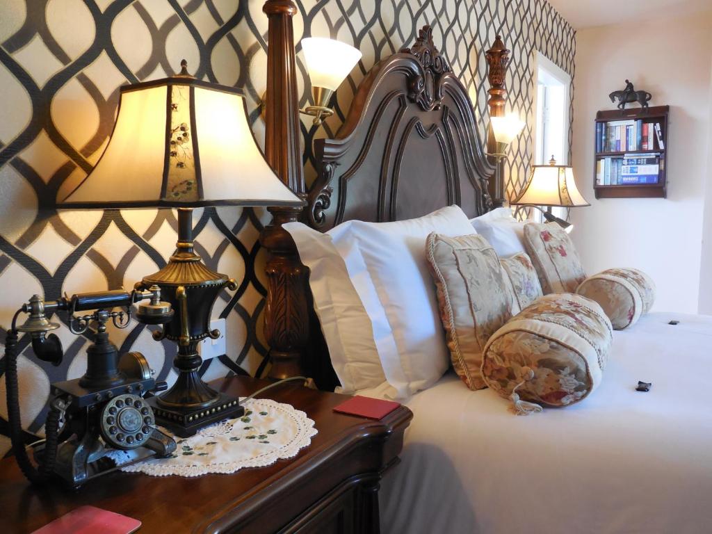 基拉尼水晶之春食宿酒店的一间卧室配有一张带台灯的床铺,