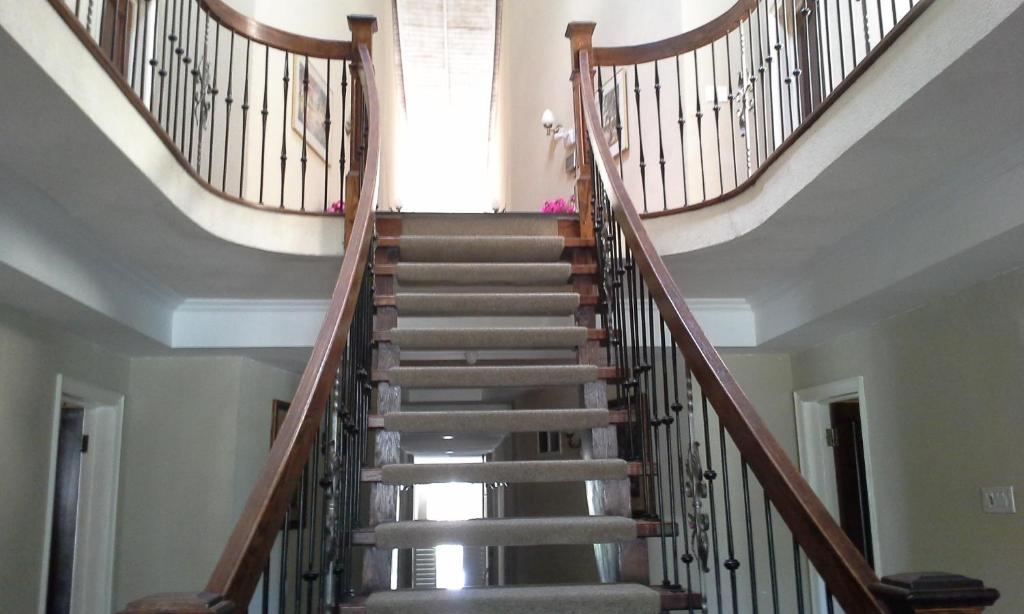 拉纳韦贝Guest House Villa Mishkan的木栏杆楼梯