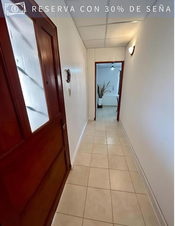 奇莱西托Residencia Céntrica的走廊上设有门,铺有瓷砖地板