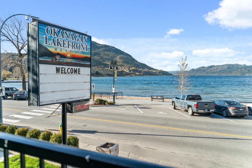彭蒂克顿Okanagan Lakefront Resort的湖畔道路边的标志