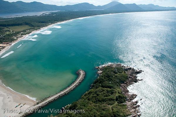 弗洛里亚诺波利斯Chale aconchegante da ilha的享有海滩和海洋的空中景致