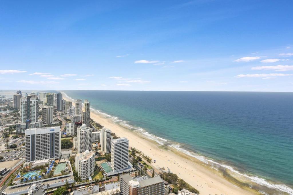 黄金海岸49th Floor Apartment with Ocean and Skyline Views sitting above the Hilton Hotel的享有海滩和海洋的空中景致