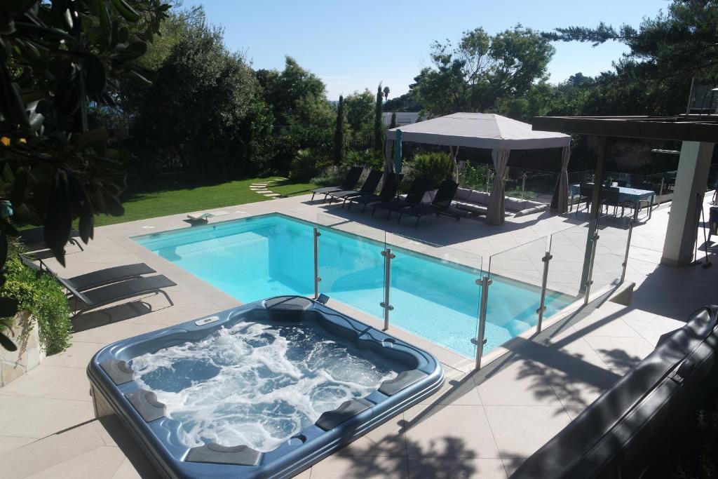 圣艾格夫波尔梅尔住宿加早餐旅馆的庭院内带热水浴池的游泳池