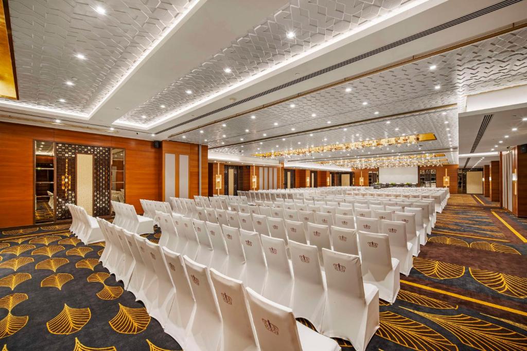 钦奈Radisson Blu Hotel GRT, Chennai International Airport的宴会厅,室内配有白色椅子