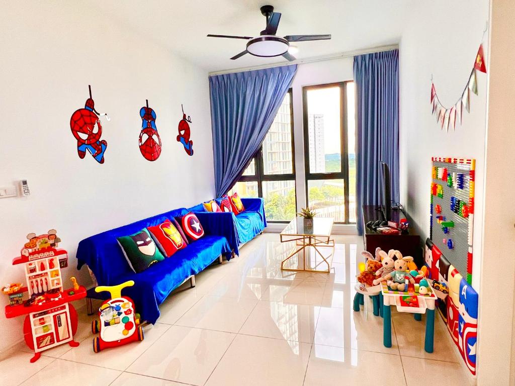 努沙再也Legoland-Happy Wonder Suite,Elysia-8pax,100MBS的客厅配有蓝色的沙发和一些玩具