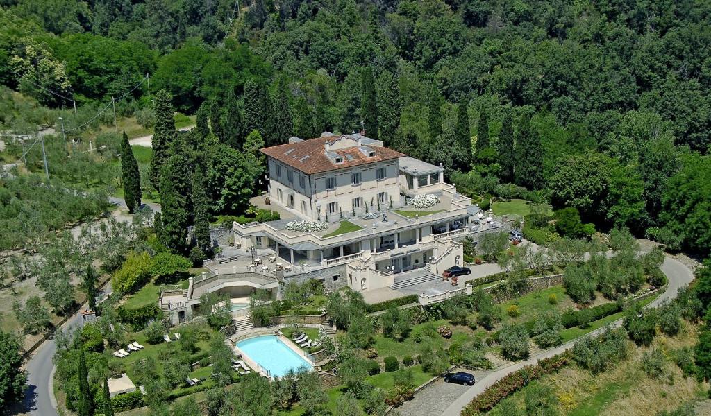 菲利内瓦尔达诺Villa la Borghetta Spa Resort的享有带游泳池的大型豪宅的空中景致