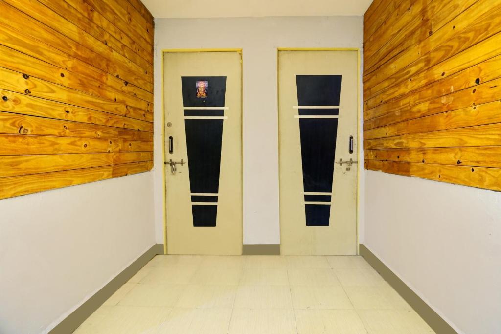 浦那OYO Hotel Paradise的木墙房间带三扇门的走廊