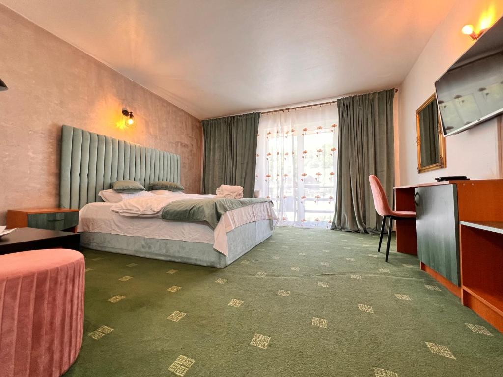 波亚纳布拉索夫Top Mountain的酒店客房,配有床和电视