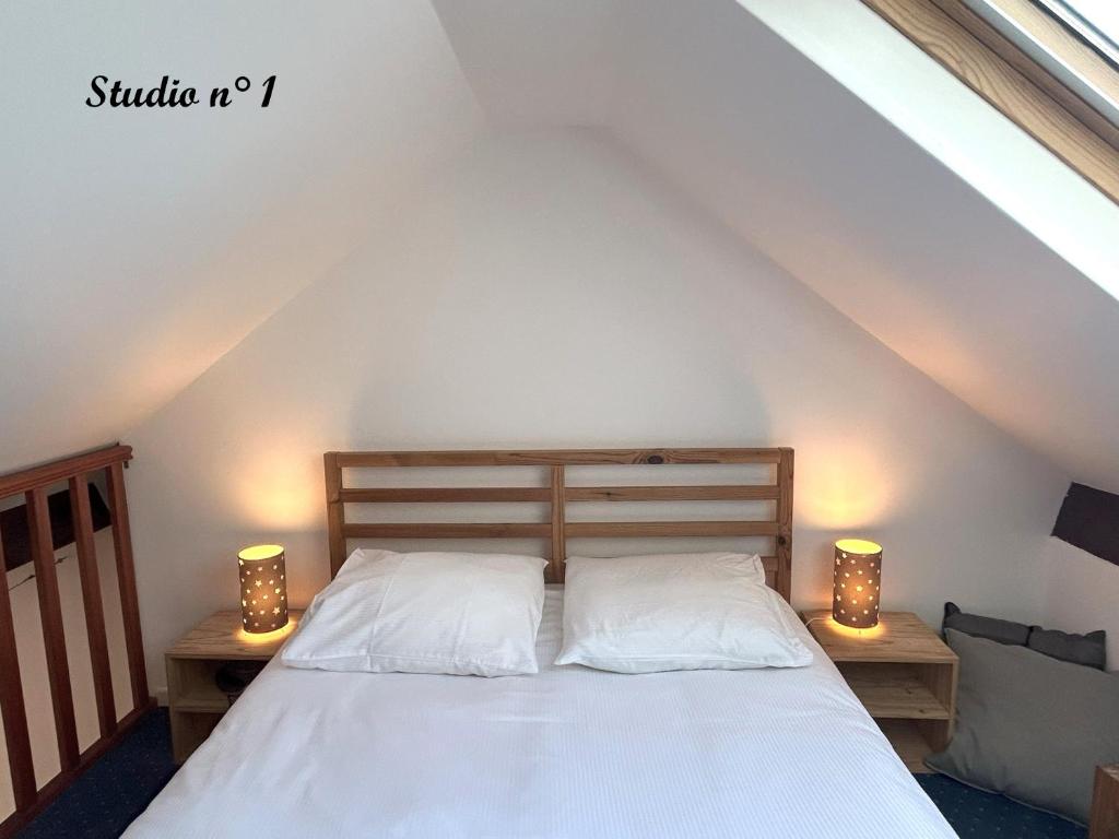 里尔里尔一室公寓 - 安特卫普街 的卧室配有带两盏灯的白色床