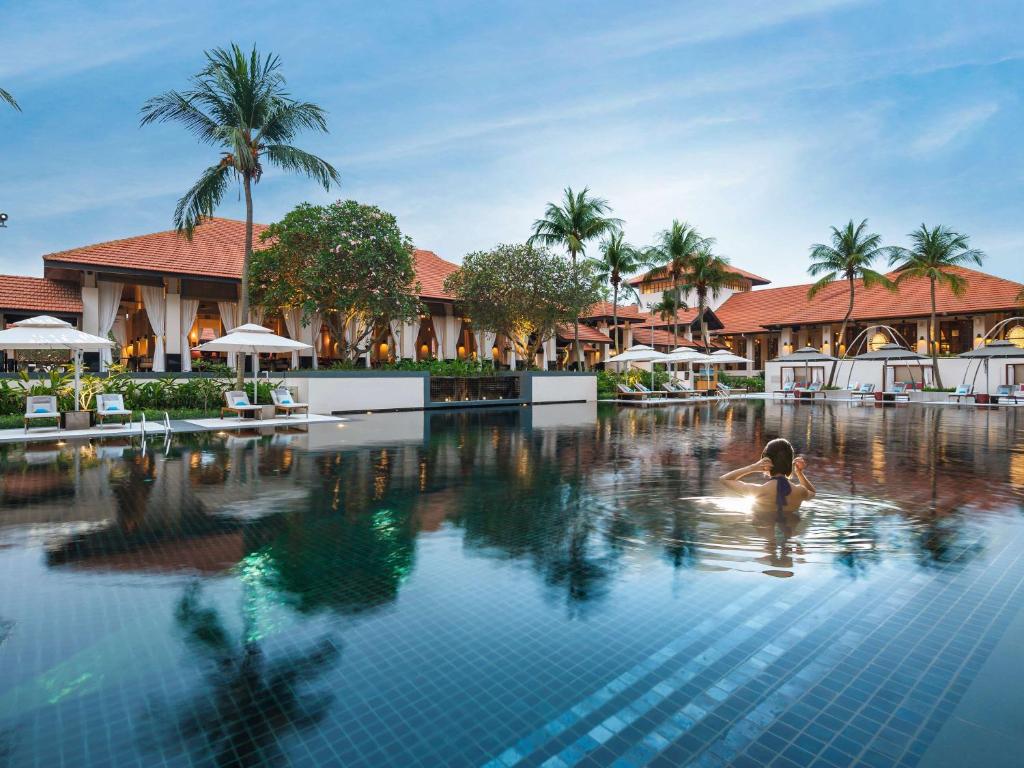 新加坡Sofitel Singapore Sentosa Resort & Spa的度假酒店游泳池内的人