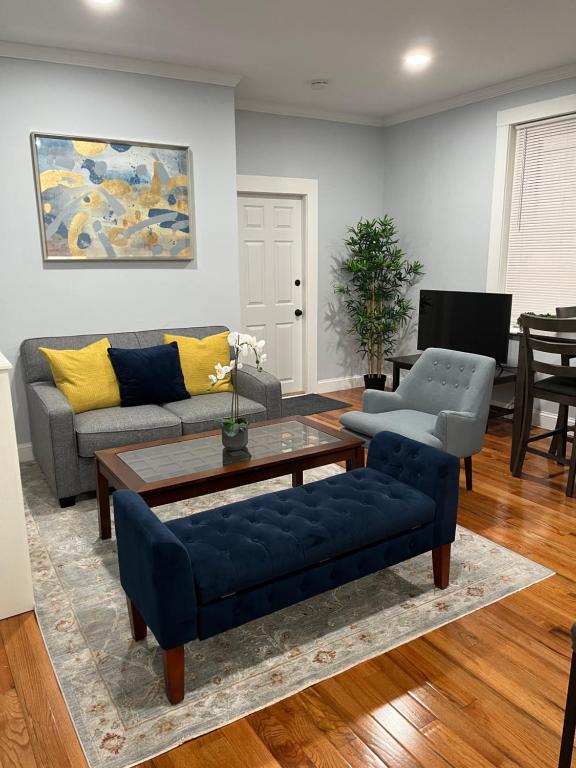 波士顿Spacious Apartment in Boston的客厅配有沙发和桌子