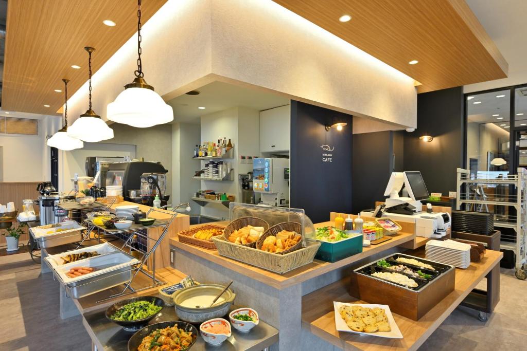 宫岛宫岛珊瑚酒店的包含多种不同食物的自助餐