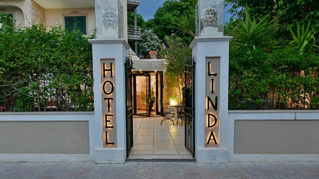 贾迪尼-纳克索斯Hotel & Apartments Villa Linda的门,有欢迎的标志