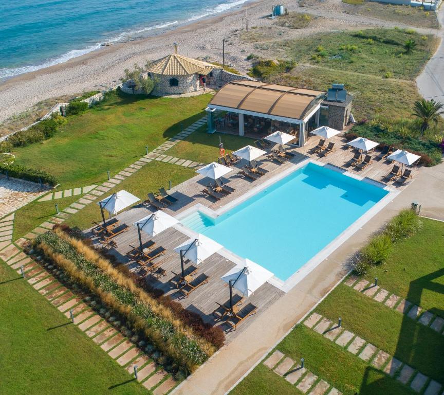 阿尔米罗斯海滩Kyma Suites - adult only accommodation的海滩旁游泳池的顶部景色