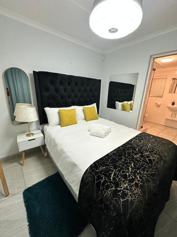 东伦敦The Legacy Airbnb的卧室配有一张带黄色枕头的大型白色床。