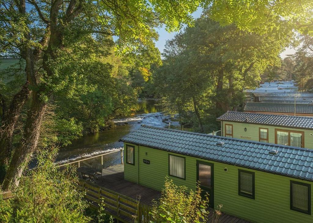 CliftonLowther Park的河畔的绿色房子,带甲板