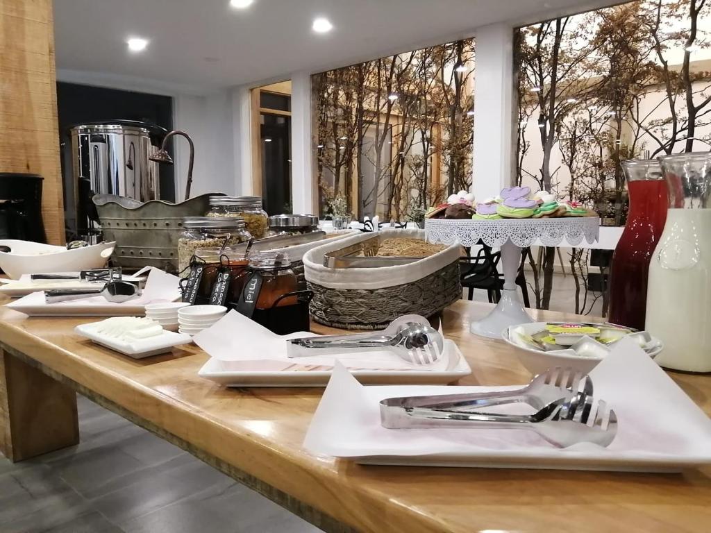 纳塔列斯港Hotel Costanera的桌子上摆着盘子和餐具