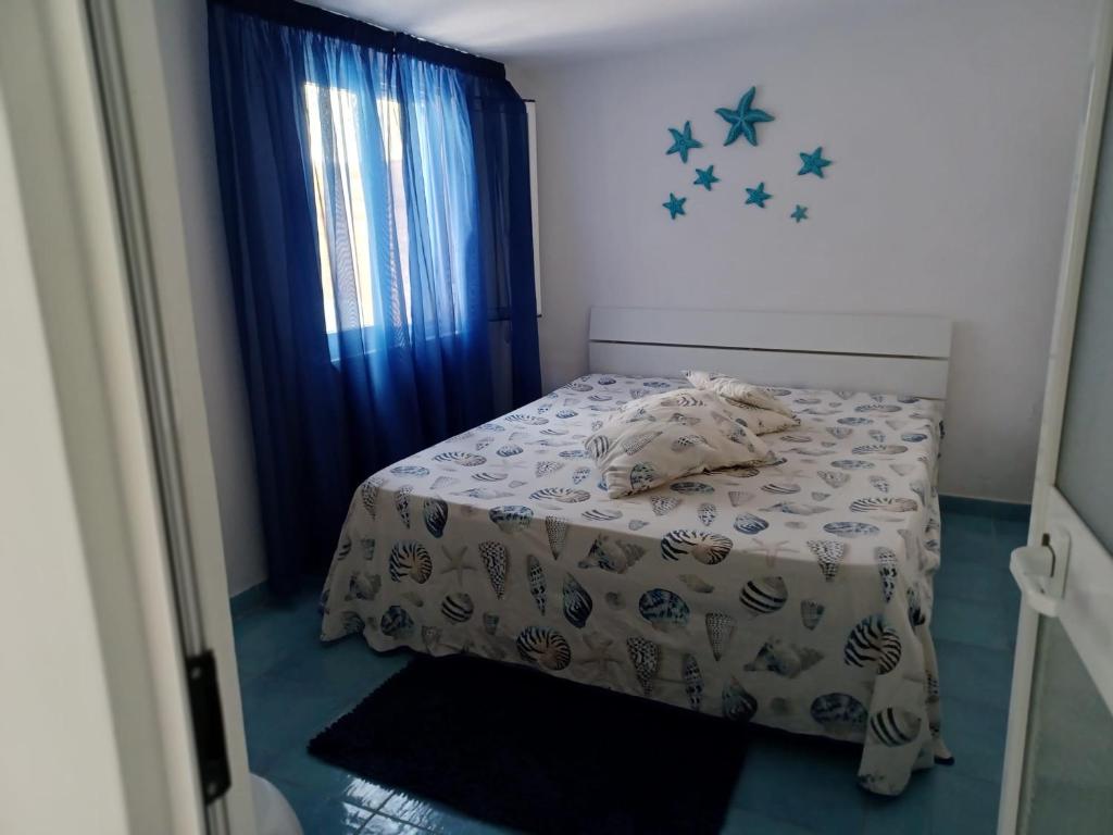 伊斯基亚simona 2的一间小卧室,配有床和窗户