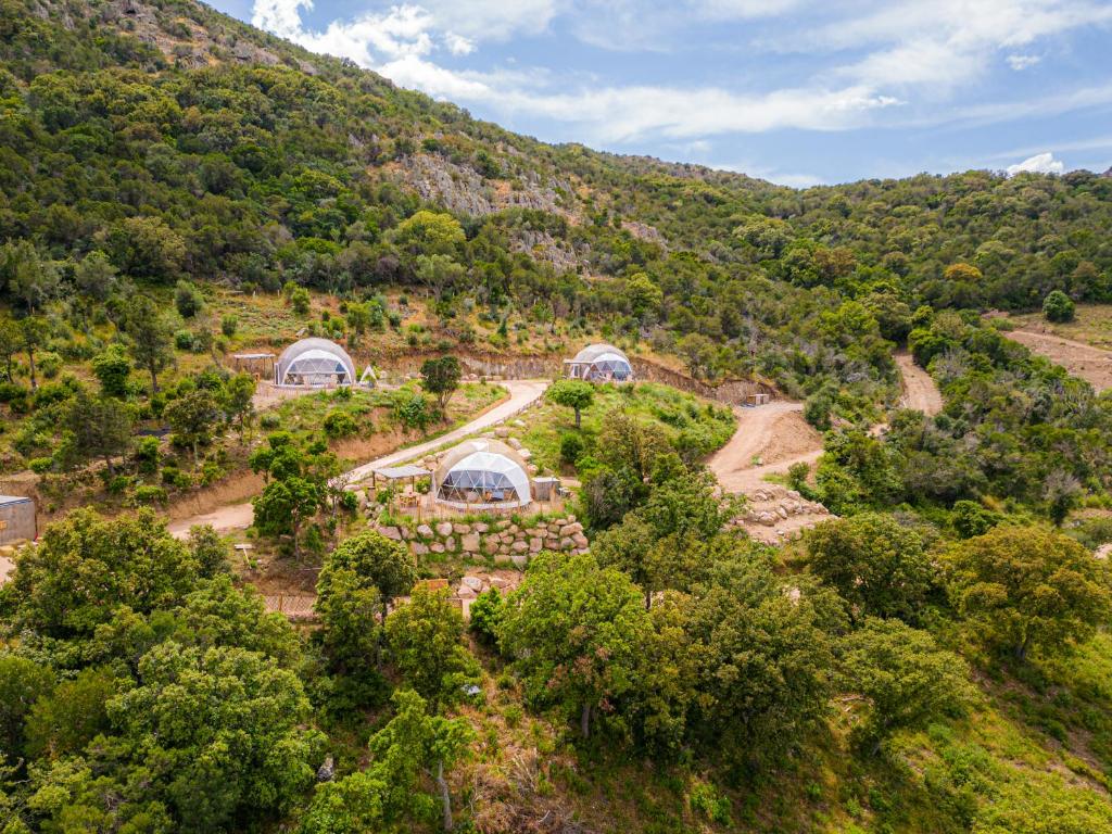 维琪奥港Domaine de Sonia - Logements éco-insolites的山中房屋的空中景观