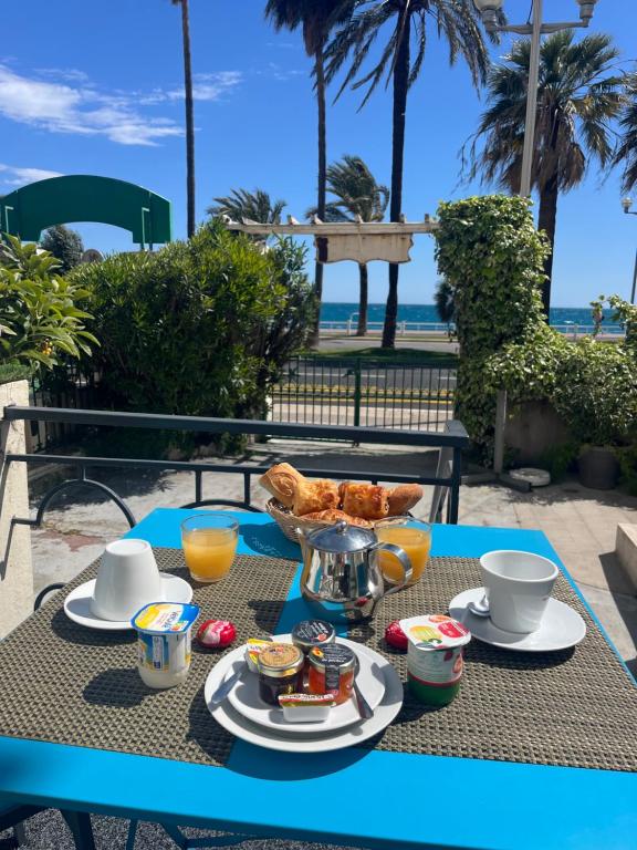 尼斯蓝色浪花酒店的海滩景早餐桌