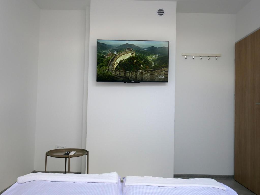 皮佐维斯Alda的卧室墙上挂着一座桥的图片