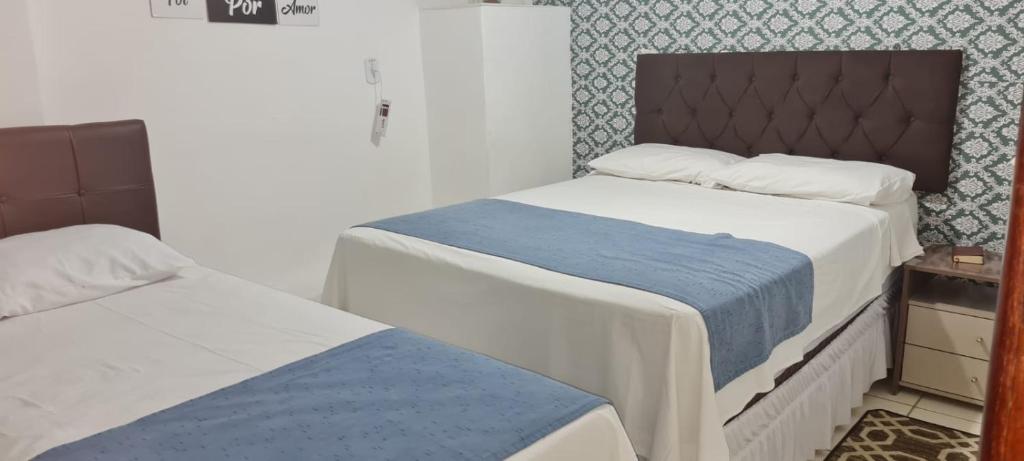蒙蒂斯克拉鲁斯Apartamento encantador 3的一间卧室配有两张床和一张床套