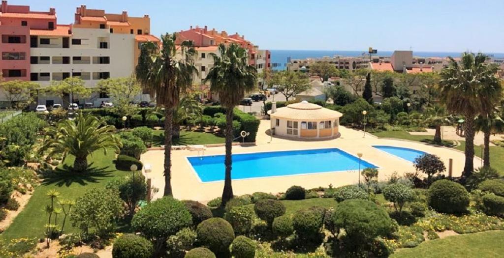 阿尔布费拉Onda Verde的享有带游泳池的度假村的空中景致