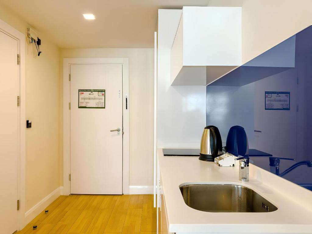 巴统Orbi City apartment with sea view的厨房配有水槽和白色台面