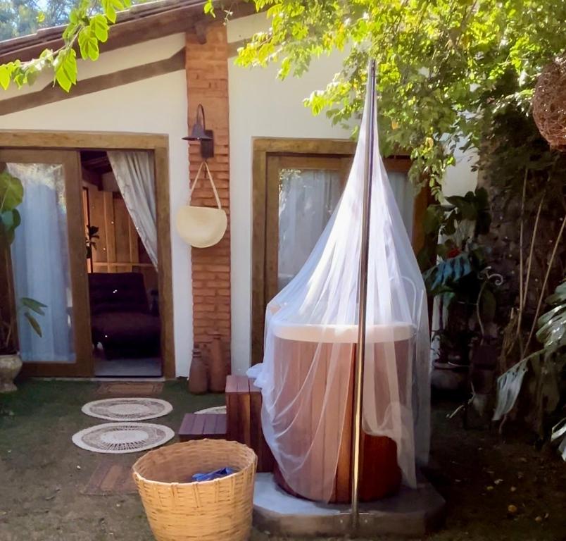 蒂拉登特斯Segredo da Serra Guest House的房屋院子内的帐篷