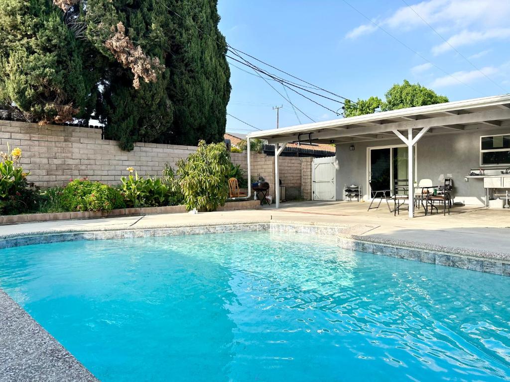 洛杉矶Chill Hostel的房屋前的游泳池