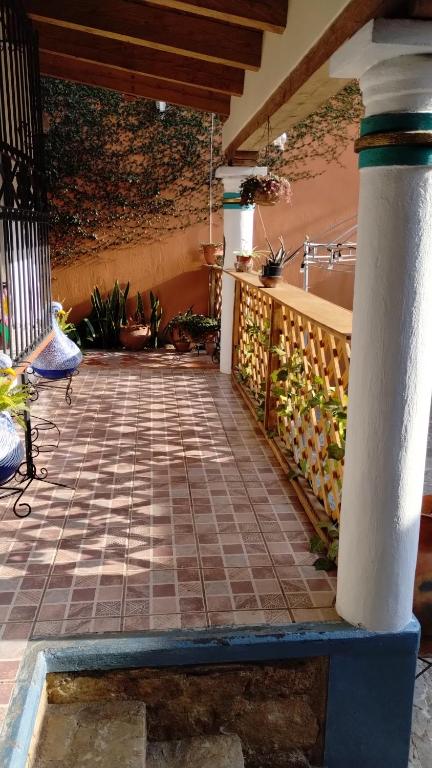 圣克里斯托瓦尔-德拉斯卡萨斯Hotel Tierra Maya的一个带水槽的庭院和瓷砖地板
