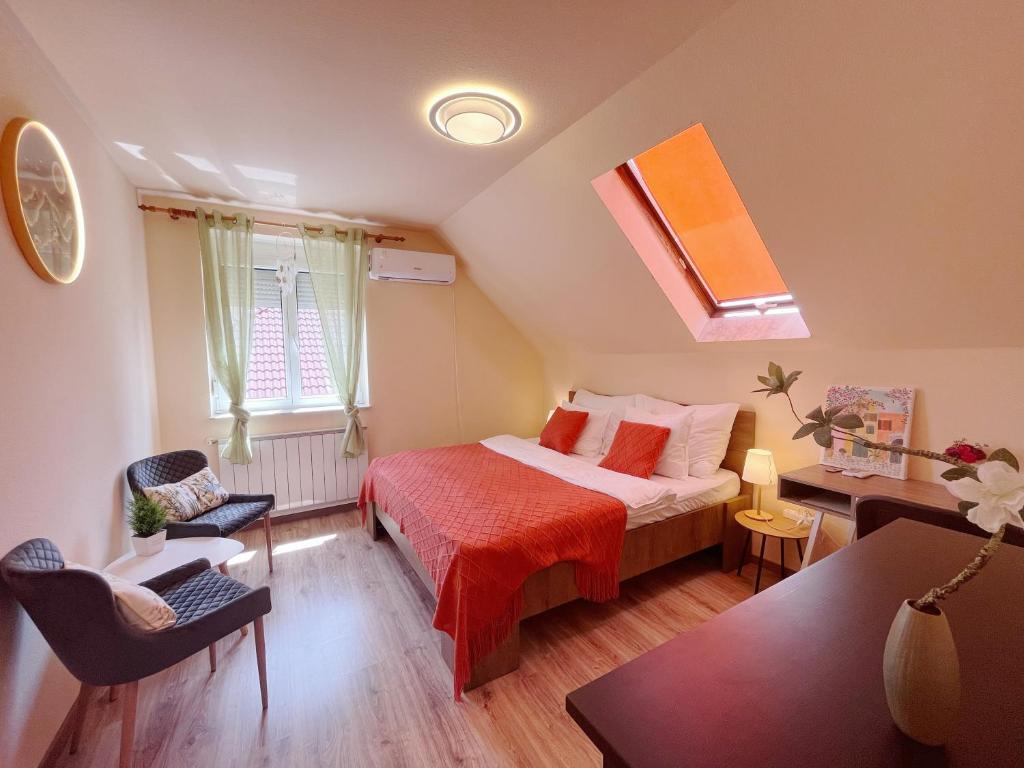 布达佩斯Garden villa的一间小卧室,配有一张床、一张桌子和一张桌子