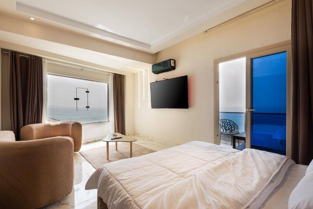 亚历山大Hyat WATERFALLS的一间酒店客房,配有一张床和一台电视