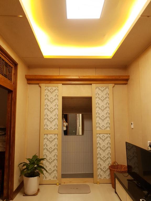 庆州한옥스테이 오늘 Hanok Stay Ohneul的带淋浴的浴室和天花板